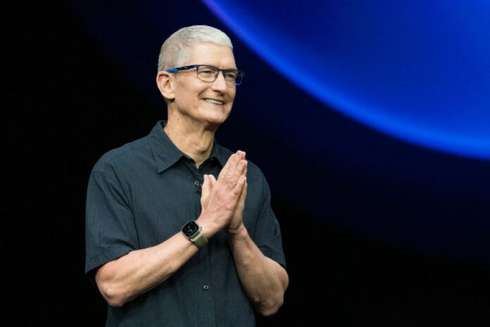 Apple Smashes iPhone Sales Records